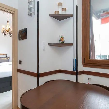 I-host 2br With Balcony Porta Romana * Milano